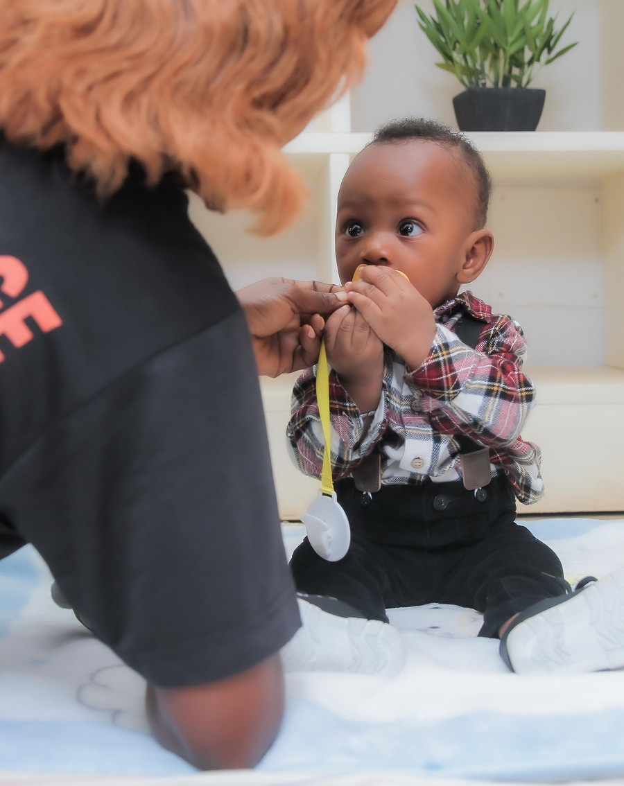 Nounou Fadila auprès d'un enfant